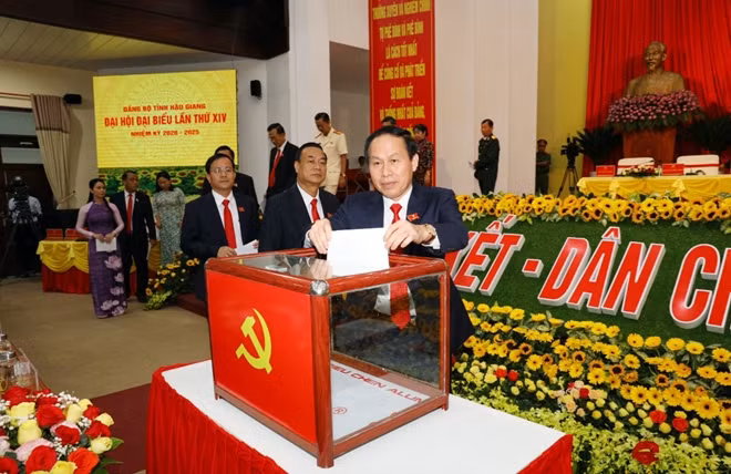 Các đại biểu bỏ phiếu bầu tại đại hội.