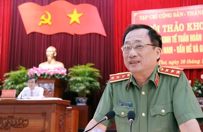 Thứ trưởng Nguyễn Văn Thành phát biểu tham luận tại hội thảo.
