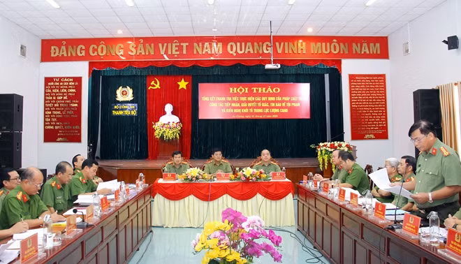 Các đại biểu tham luận tại hội thảo.