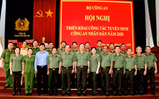 Thứ trưởng Nguyễn Văn Thành cùng các đại biểu tham dự Hội nghị.