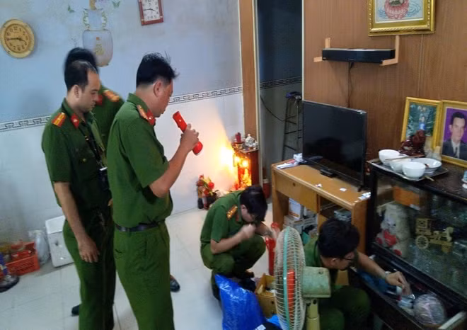 Lực lượng Công an khám xét các địa điểm liên quan vụ án.