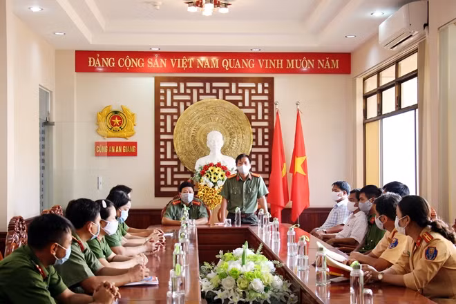 Trung tá Nguyễn Đức Hậu, Trưởng Phòng Tham mưu Công an tỉnh An Giang chia sẻ những khó khăn, nỗ lực của CBCS trong công tác phòng, chống dịch COVID-19 trên địa bàn tỉnh.