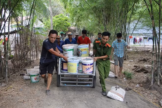 CBCS Công an tỉnh An Giang cùng người dân nâng cấp đoạn đường giao thông nông thôn.