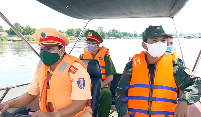 Công an An Giang phối hợp cùng Bộ đội Biên phòng tuần tra, kiểm soát tuyến biên giới.