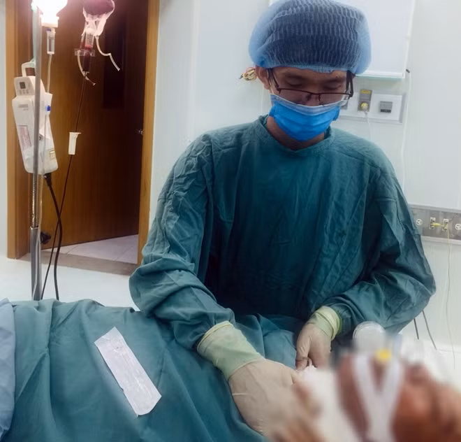 Thăm khám cho bệnh nhân.