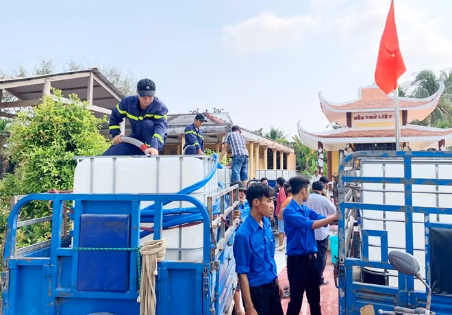 Đối với những địa bàn xa, đường nhỏ, CBCS Phòng Cảnh sát PCCC&CNCH phối hợp cùng ĐVTN dùng xe kéo để vận chuyển nước ngọt đến tay người dân.