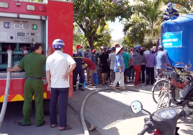 Xe chở nước chuyên dụng phục vụ chữa cháy nay được trưng dụng "ứng cứu" người dân trong "cơn khát" nước ngọt giữa đợt hạn, mặn lịch sử.