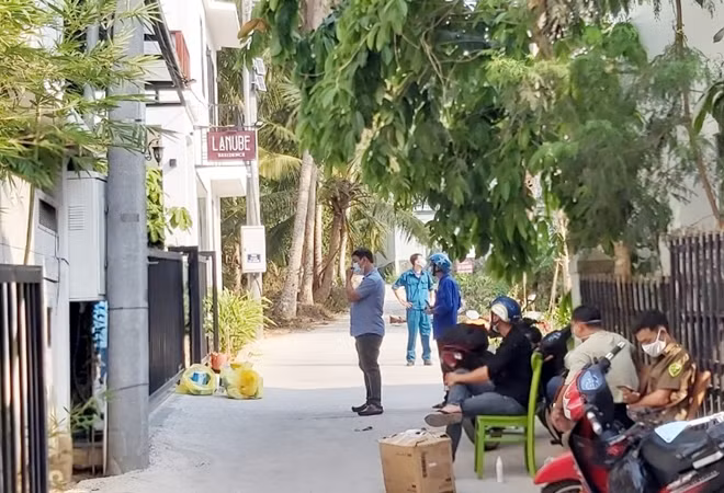 Lực lượng chức năng phong tỏa khách sạn La Nube Residence (xã Dương Tơ, huyện Phú Quốc) - nơi bệnh nhân 54 lưu trú. (Ảnh chụp vào chiều 16-3)