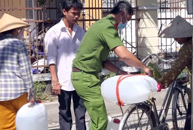 Những việc làm thiết thực trên đã phần nào hỗ trợ người dân khắc phục khó khăn trong mùa hạn, mặn. Từ đó lan tỏa những hình ảnh đẹp về vai trò xung kích, tính tiên phong của Công an quê hương Đồng Khởi.