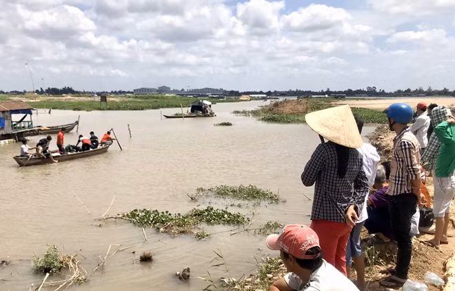 Lực lượng chức năng nỗ lực tìm kiếm 2 nạn nhân.