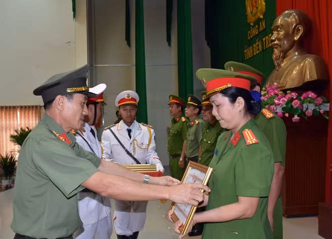 Đại tá Võ Hùng Minh, Giám đốc Công an tỉnh Bến Tre trao danh hiệu Đơn vị quyết thắng cho các tập thể xuất sắc.