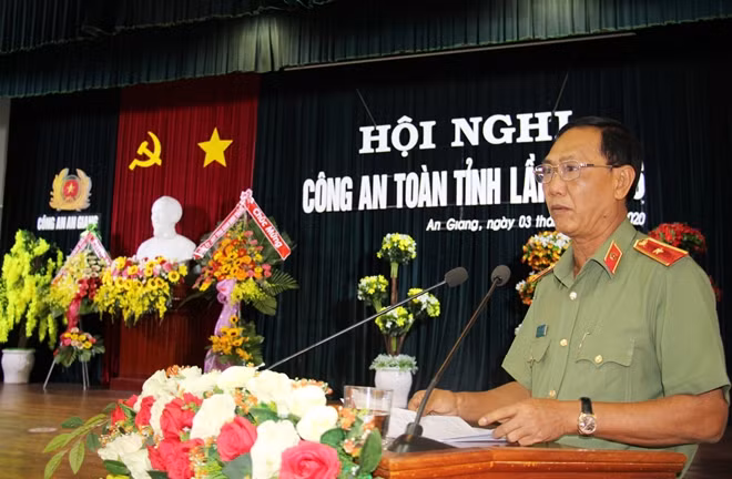 Thiếu tướng Bùi Bé Tư, Giám đốc Công an tỉnh An Giang phát biểu tại Hội nghị.