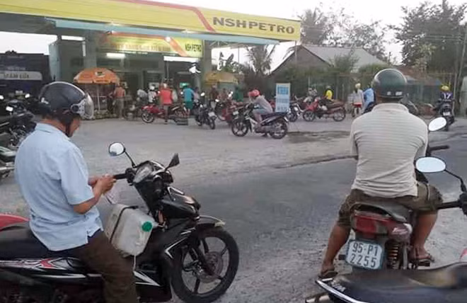 Nhiều người dân đổ xô đi mua xăng dự trữ.
