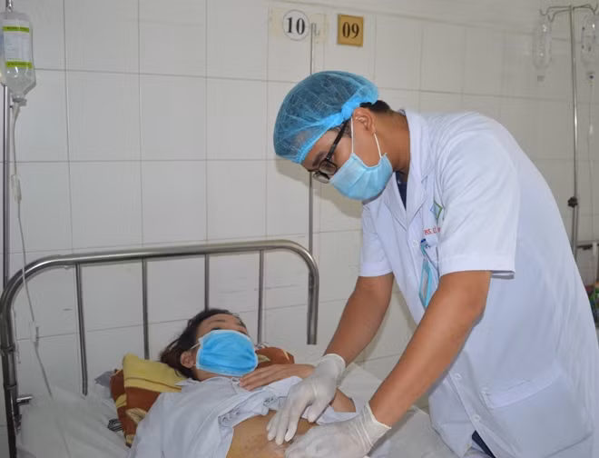 Bác sĩ thăm khám chị H.
