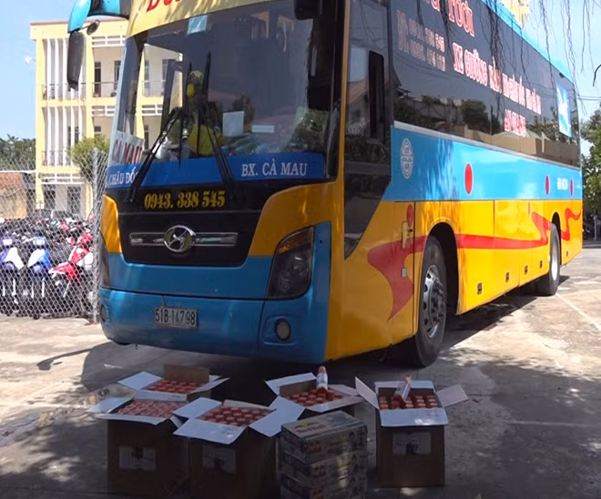 Tang vật cùng phương tiện.