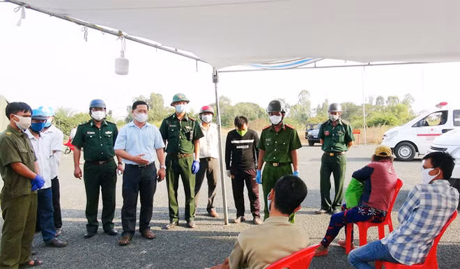 Công tác tiếp nhận người dân Việt Nam từ Campuchia về nước tại Cửa khẩu Quốc tế Vĩnh Xương (thị xã Tân Châu, An Giang).