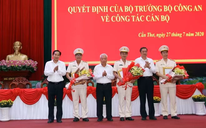Lãnh đạo Thành ủy, UBND TP Cần Thơ tặng hoa chúc mừng 3 đồng chí tân Phó Giám đốc Công an TP Cần Thơ.