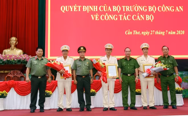 Ban Giám đốc Công an TP Cần Thơ tặng hoa chúc mừng Đại tá Vũ Thành Thức, Thượng tá Trần Văn Dương, Đại tá Hồ Trung Lập.