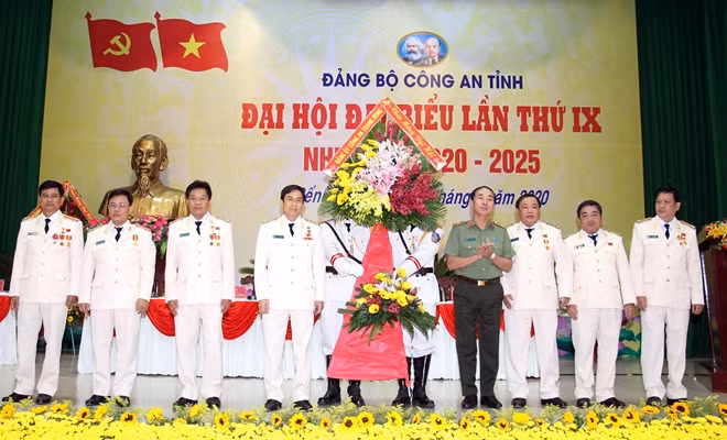 Thứ trưởng Trần Quốc Tỏ tặng hoa chúc mừng đại hội.