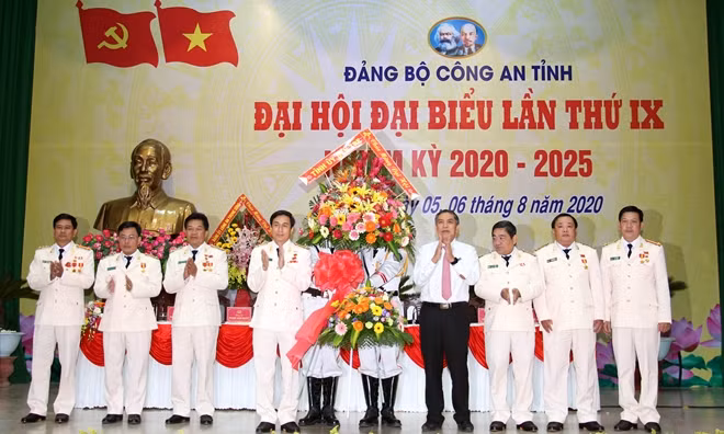 Chủ tịch UBND tỉnh Bến Tre Cao Văn Trọng tặng hoa chúc mừng đại hội.