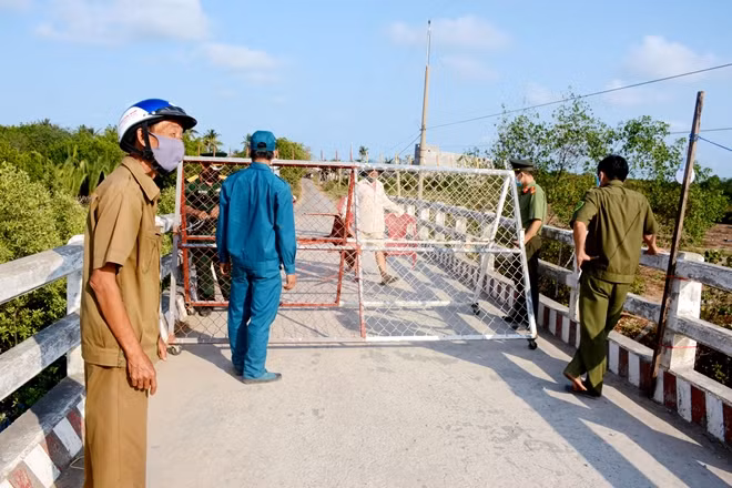 Rào chặn được bố trí lực lượng túc trực 24/24, kiểm soát nghiêm ngặt đường bộ lẫn đường sông.