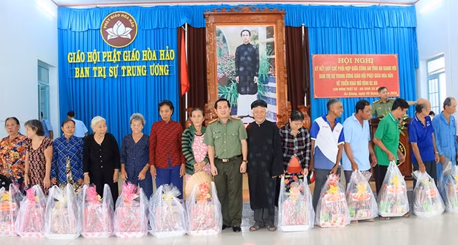 Ban Giám đốc Công an tỉnh An Giang tặng quà người dân khó khăn trên địa bàn huyện Phú Tân.