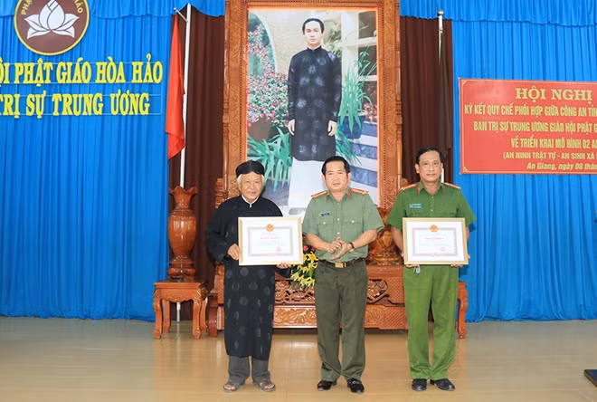 Đại tá Đinh Văn Nơi trao Bằng khen của Chủ tịch UBND tỉnh An Giang tặng 2 tập thể có thành tích xuất sắc.