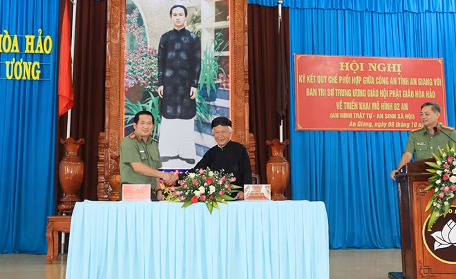 Đại tá Đinh Văn Nơi và ông Nguyễn Tấn Đạt, Trưởng Ban Trị sự Trung ương Giáo hội PGHH ký kết quy chế phối hợp về thực hiện mô hình “2 An”.