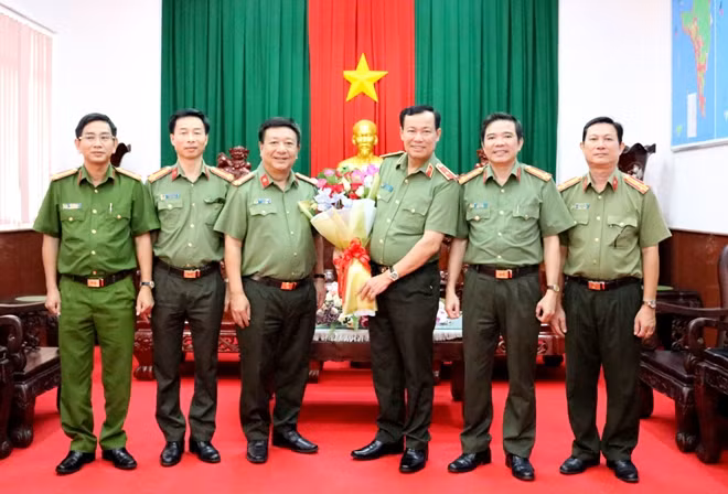 Ban Giám đốc Công an tỉnh Kiên Giang tặng hoa Thứ trưởng Lê Tấn Tới.
