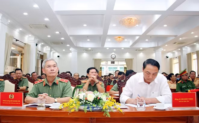 Đồng chí Lâm Minh Thành, Phó Bí thư Tỉnh ủy - Chủ tịch UBND tỉnh Kiên Giang cùng các đại biểu dự hội nghị.