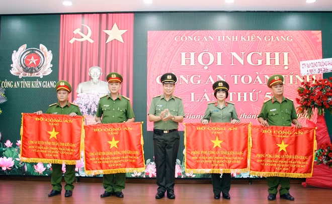 Thứ trưởng Lê Tấn Tới trao Cờ Thi đua của Bộ Công an cho Công an các đơn vị, địa phương đạt thành tích xuất sắc.