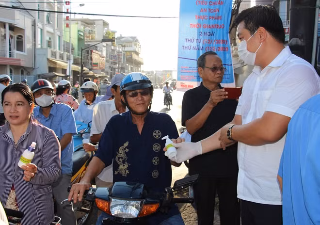 Ông Trần Phúc Thành - Chủ Cửa hàng Gạch Men – Trang trí nội thất Phúc Thành Việt phát dung dịch cồn y tế cho người dân.