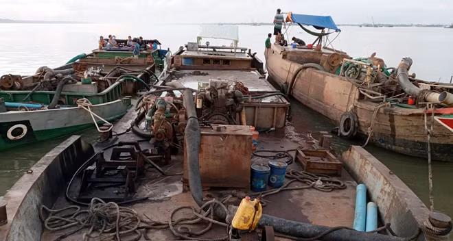Các phương tiện khai thác cát trái phép trên sông Cổ Chiên bị lực lượng chức năng bắt quả tang.