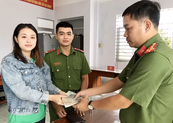 Trung sĩ Kiệt và đại diện Công an phường Mỹ Xuyên trao trả tài sản cho chị Phương.