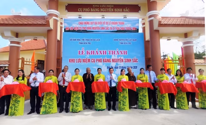 Các đại biểu cắt băng khánh thành.