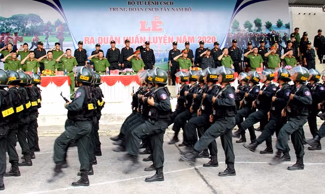Các đơn vị thuộc Trung đoàn CSCĐ Tây Nam Bộ, duyệt đội ngũ qua lễ đài.