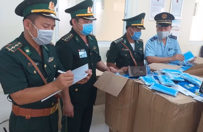 Lực lượng chức năng lập biên bản vụ việc.