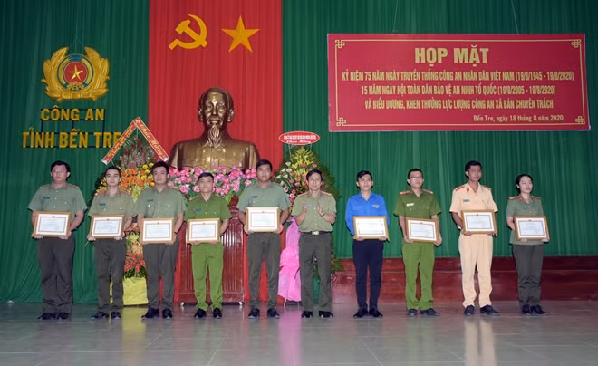 Đại tá Võ Hùng Minh trao giải cho các tác giả xuất sắc tại Cuộc thi tìm hiểu 75 năm truyền thống CAND Việt Nam.