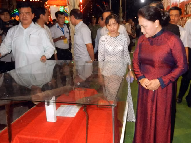 Chủ tịch Quốc hội Nguyễn Thị Kim Ngân tham quan triển lãm ảnh, hiện vật "60 năm Ngày Bến Tre Đồng khởi"