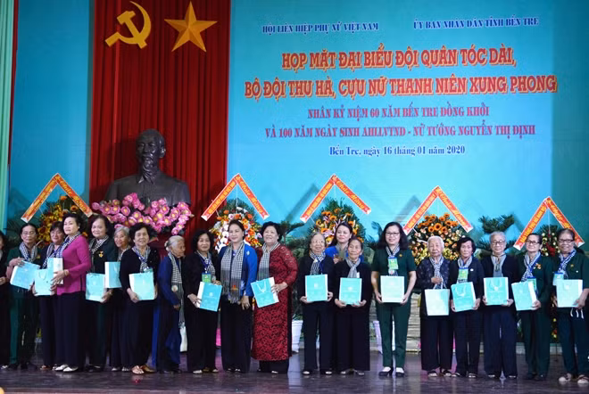 Chủ tịch Quốc hội Nguyễn Thị Kim Ngân đã trao tặng quà Tết cho các đại biểu nữ “Đội quân tóc dài”, Bộ đội Thu Hà, Cựu thanh niên xung phong.