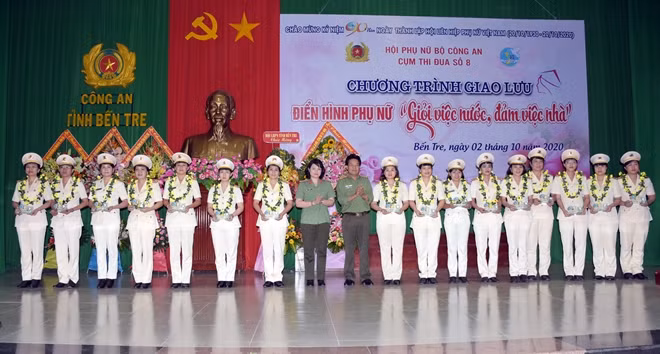Các gương điển hình Phụ nữ Công an trong Cụm thi đua số 8 được biểu dương tại buổi giao lưu.