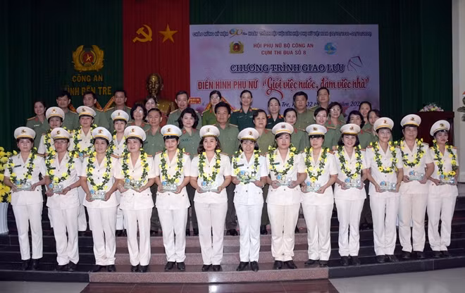 Các đại biểu tại buổi giao lưu.