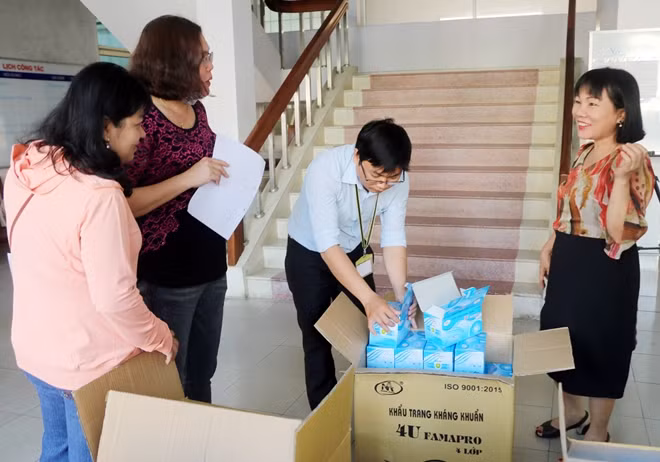 Công chức Sở Y tế tỉnh An Giang kiểm đếm, tiếp nhận số khẩu trang y tế từ Cục Hải quan An Giang để phân loại, kiểm định chất lượng trước khi phân bổ cho các địa phương, đơn vị sử dụng phục vụ công tác phòng, chống dịch COVID-19.