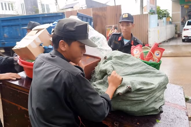 CBCS Tiểu đoàn 5 - Trung đoàn CSCĐ Tây Nam Bộ giúp người dân xã Cửa Cạn (huyện Phú Quốc).