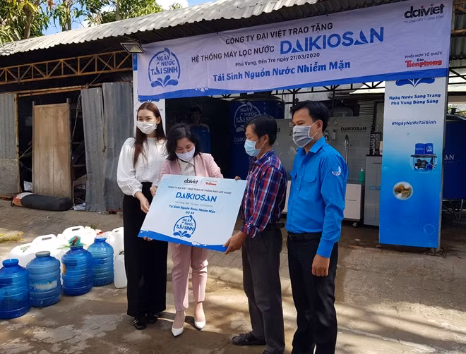 Đại diện Tỉnh đoàn Bến Tre và Công ty Đại Việt bàn giao hệ thống máy lọc nước Daikiosan/Makano cho đại diện UBND xã Phú Vang