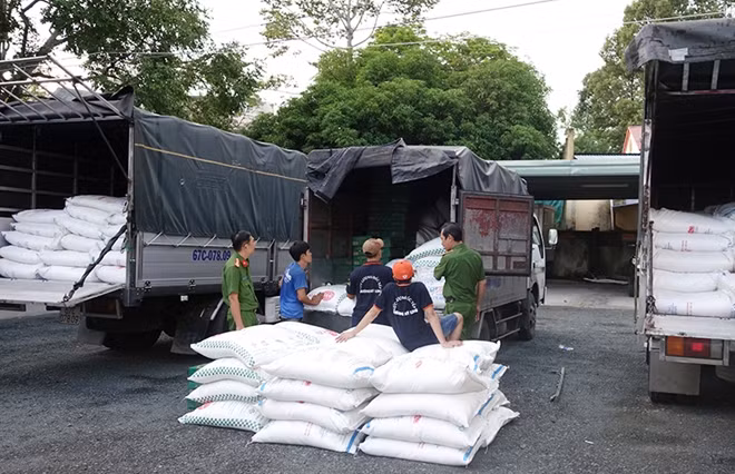 Lực lượng Công an lập biên bản tạm giữ tang vật.