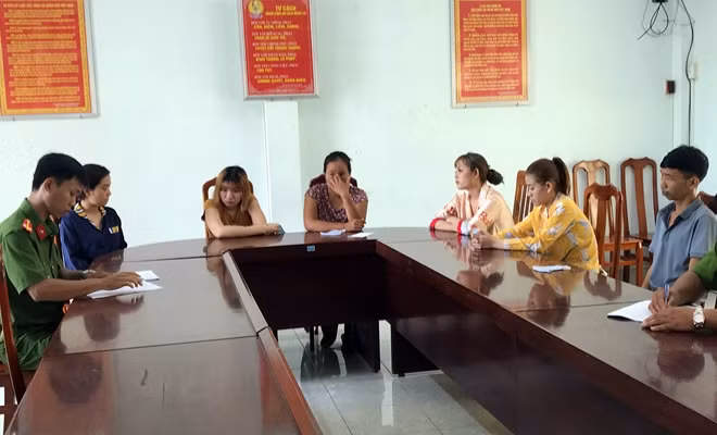 Các đối tượng tại cơ quan Công an.
