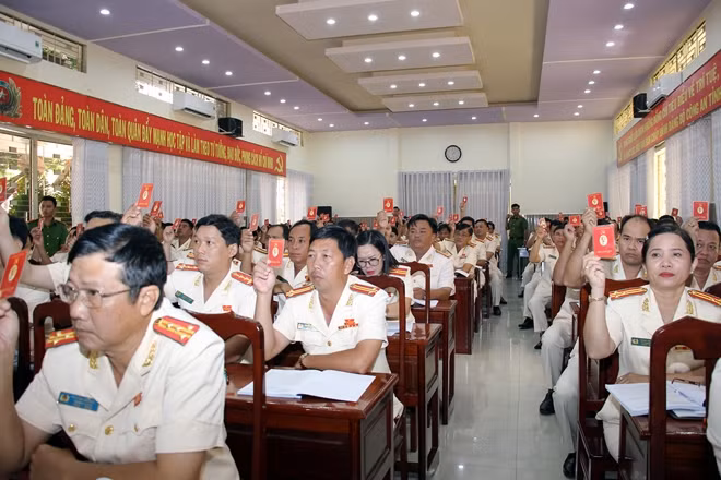 Các đại biểu biểu quyết tại Đại hội.