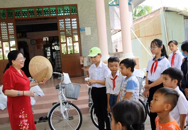 Mạnh thường quân hỏi thăm, động viên các em học sinh nhận học bổng.