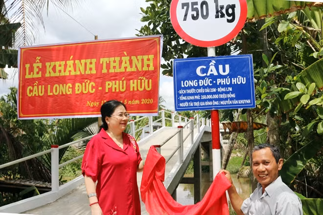 Cầu Long Đức - Phú Hữu có kinh phí 250 triệu đồng do gia đình ông Nguyễn Văn Khuynh đóng góp, ủng hộ.